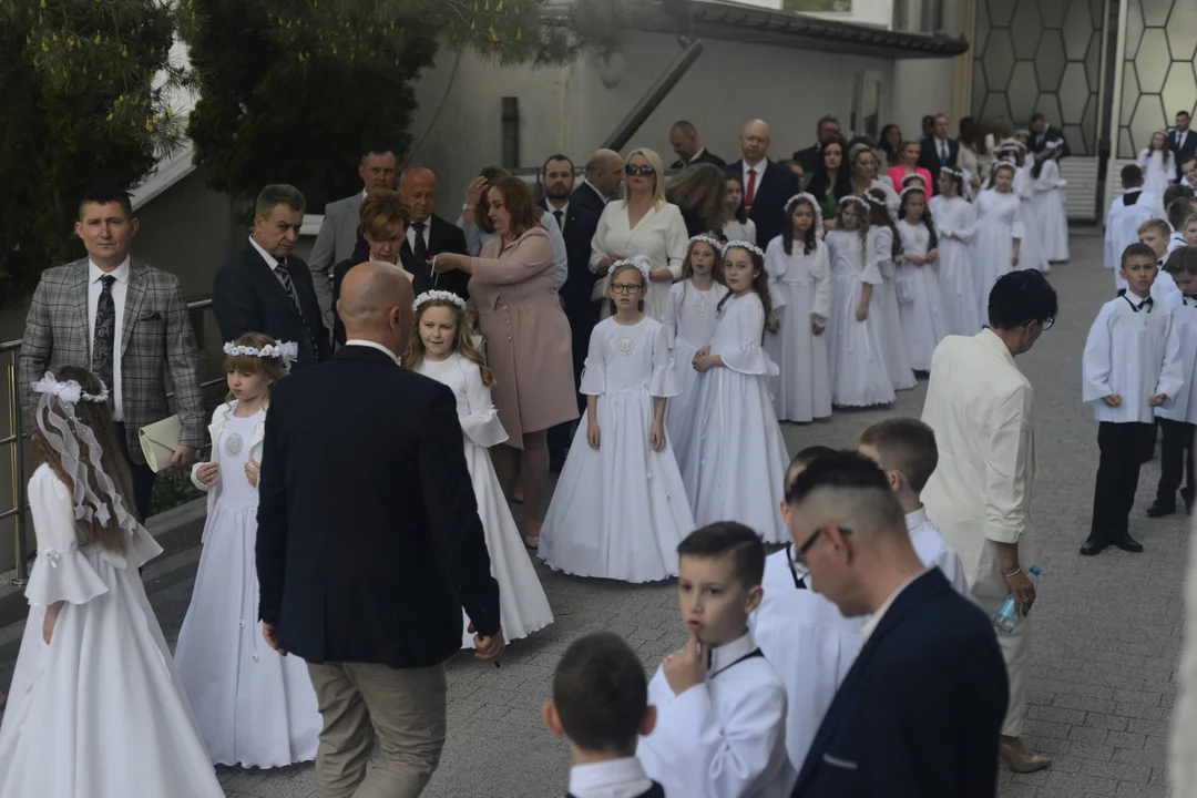 Pierwsza Komunia Święta dzieci ze Szkoły Podstawowej numer 10 w Tarnobrzegu. Parafia Matki Bożej Nieustającej Pomocy