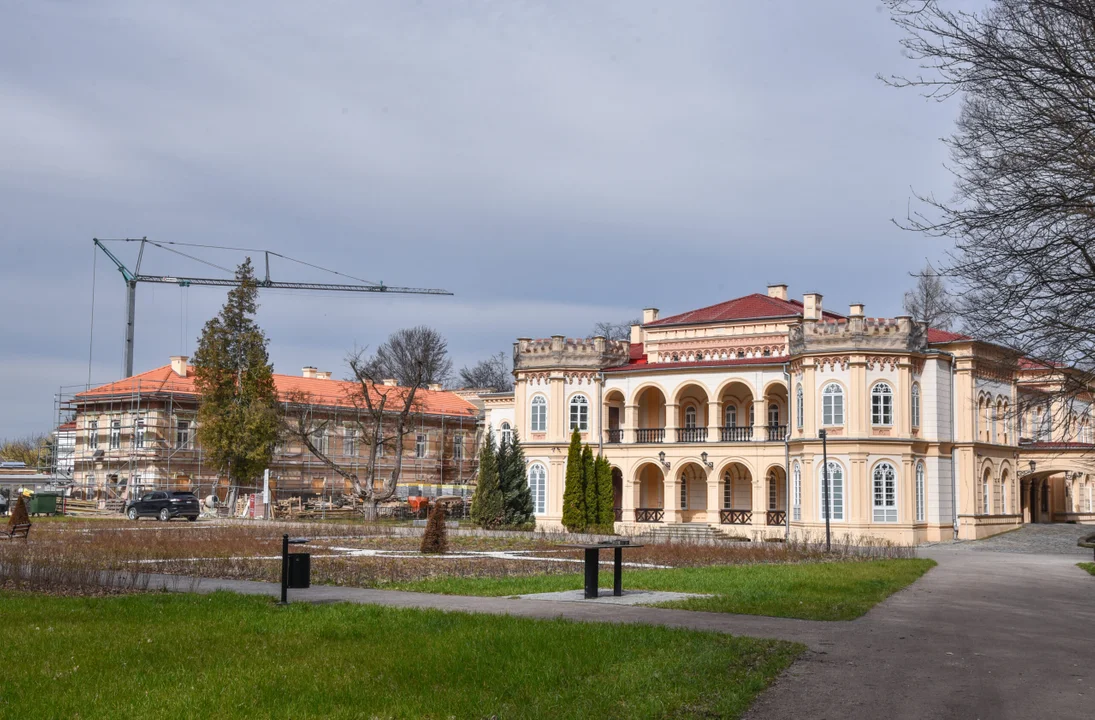 Trwa rozbudowa pałacu w Tyczynie. Powstanie internat oraz sala gimnastyczna dla uczniów [ZDJĘCIA] - Zdjęcie główne