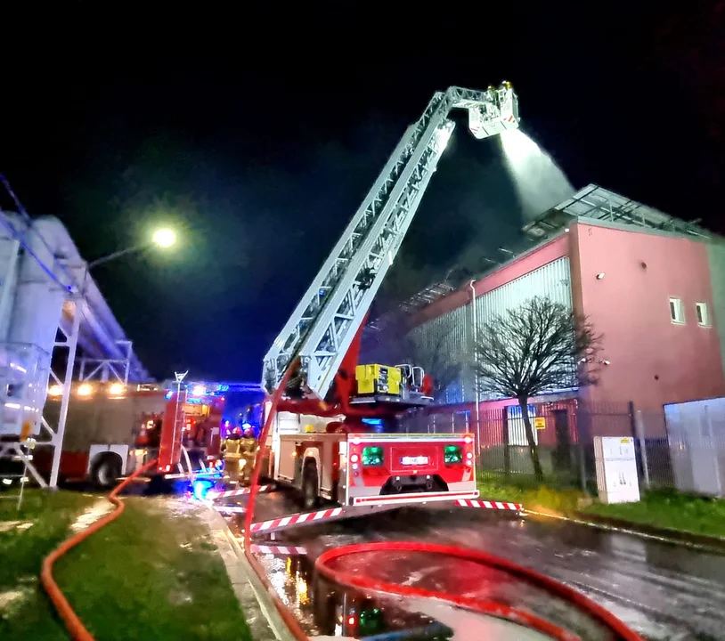 Pożar dużej fabryki w Mielcu. Ewakuowano pracowników [ZDJĘCIA]