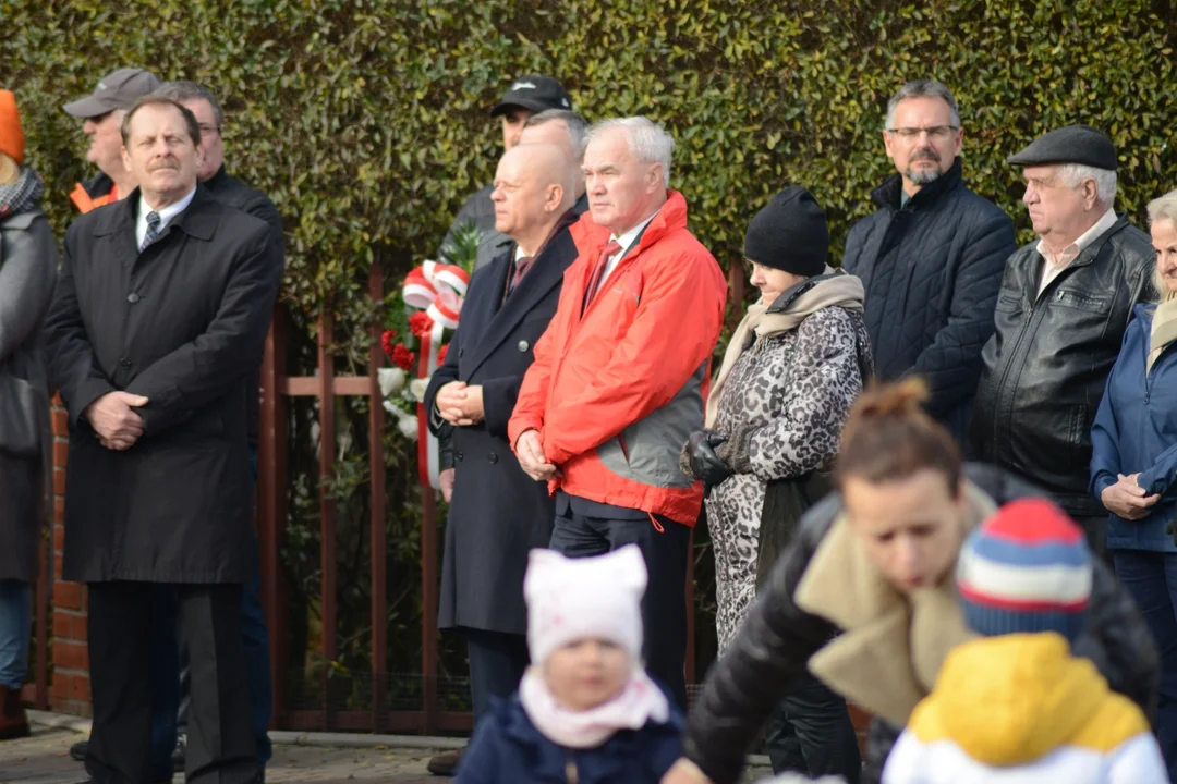 Narodowe Święto Niepodległości w Tarnobrzegu. Uroczystości przy pomniku Marszałka Józefa Piłsudskiego. - 104 lata temu narodziła się nowoczesna Polska - mówi prezydent miasta Dariusz Bożek [ZDJĘCIA - CZĘŚĆ 1]