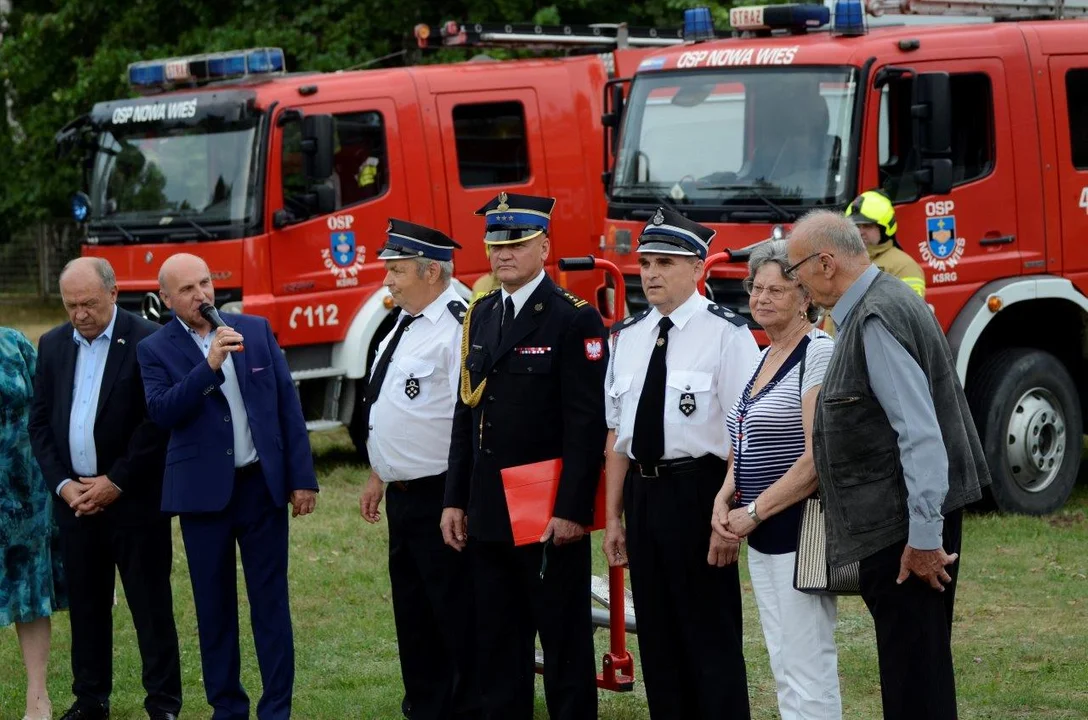 Oficjalne przekazanie "nowego" wozu dla OSP Nowa Wieś