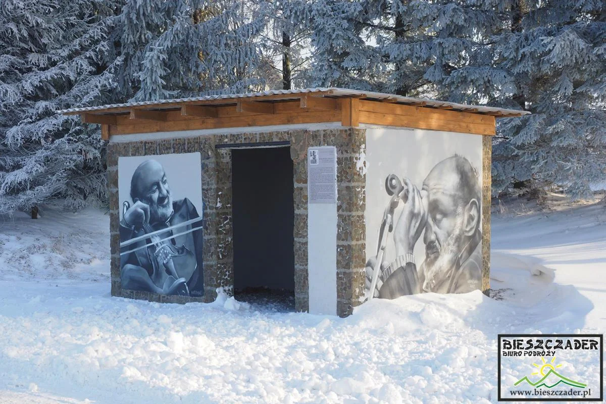 Mural Stefana Dymitera na przystanku w Płonnej. "Kororo" był najsłynniejszym polskim ulicznym skrzypkiem [ZDJĘCIA] - Zdjęcie główne