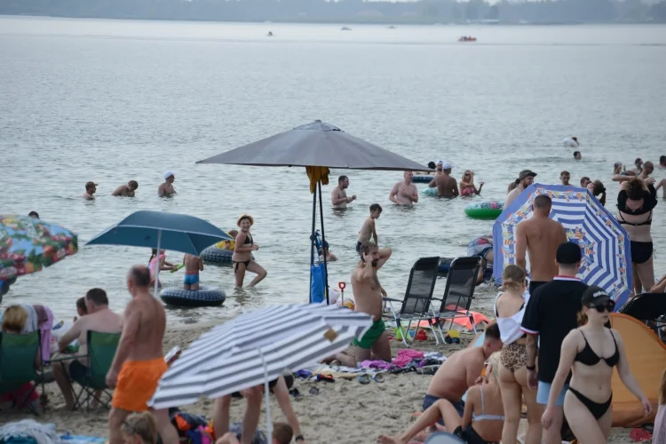 Jezioro Tarnobrzeskie w niedzielne południe