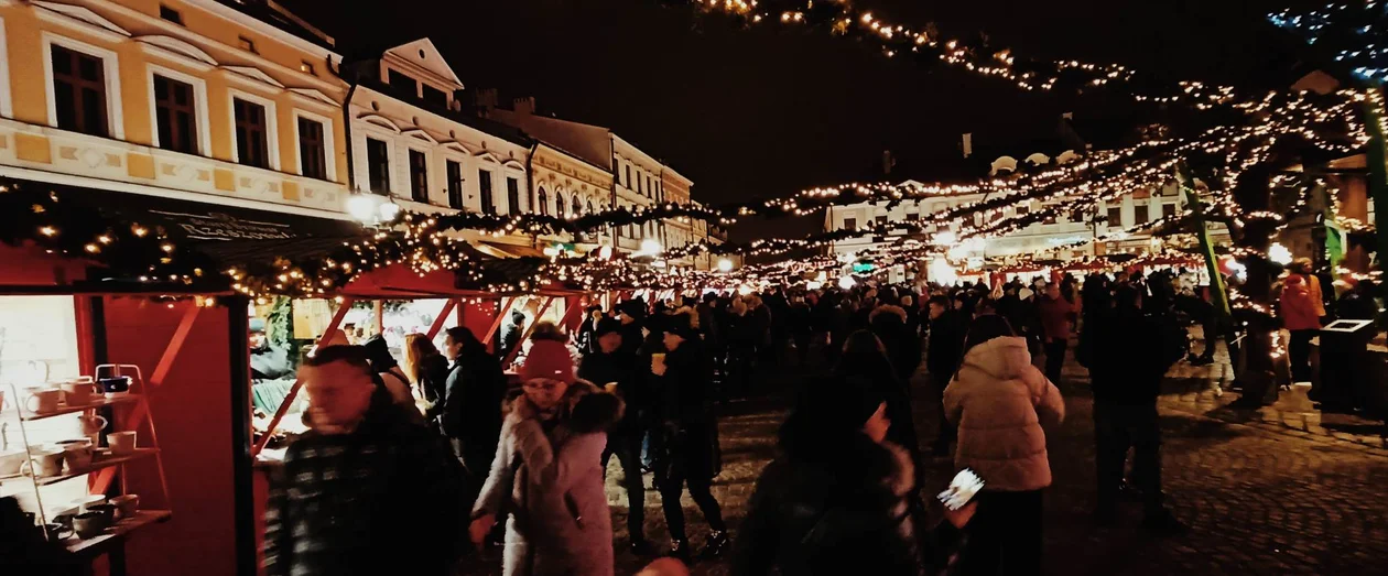 Świąteczne Miasteczko na rzeszowskim Rynku wieczorową porą