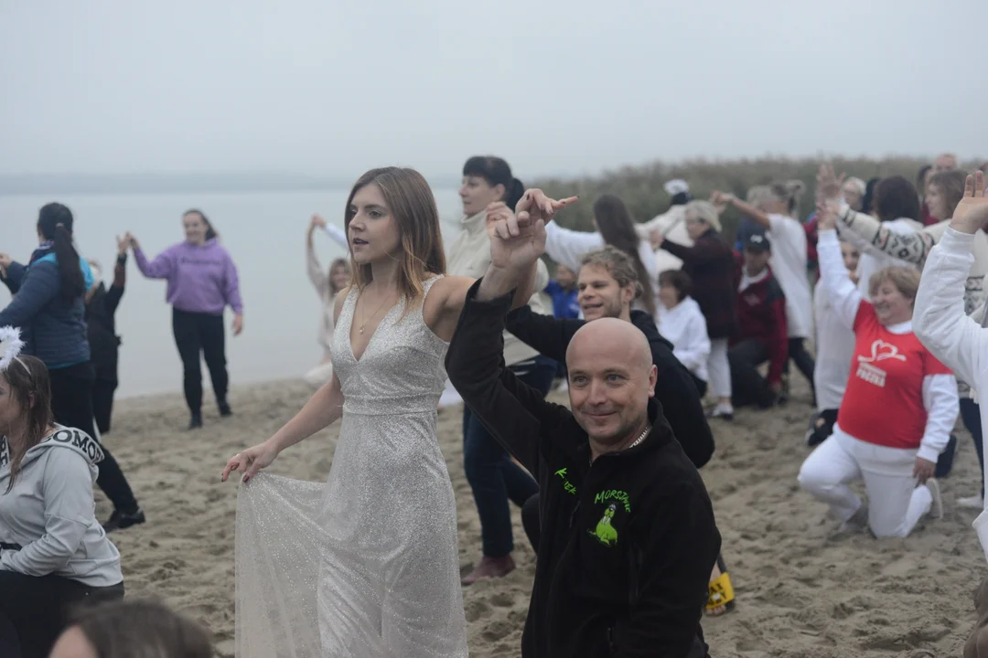 Ponad 100 osób zatańczyło poloneza na plaży Jeziora Tarnobrzeskiego. Akcja "Jezioro Aniołów" o wschodzie słońca. Trwa zbiórka pieniędzy na Hospicyjny Dom Aniołków w Zaleszanach [ZDJĘCIA - CZĘŚĆ 2] - Zdjęcie główne