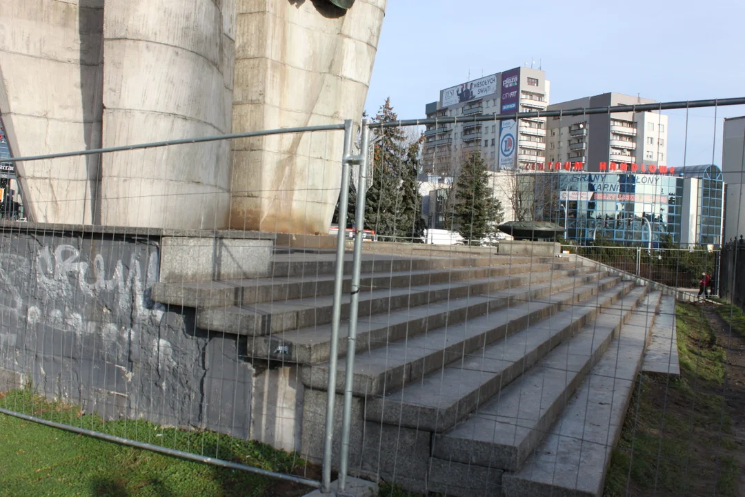 Pomnik Czynu Rewolucyjnego został ogrodzony. "Zagrożenie życia i zdrowia ludzkiego"