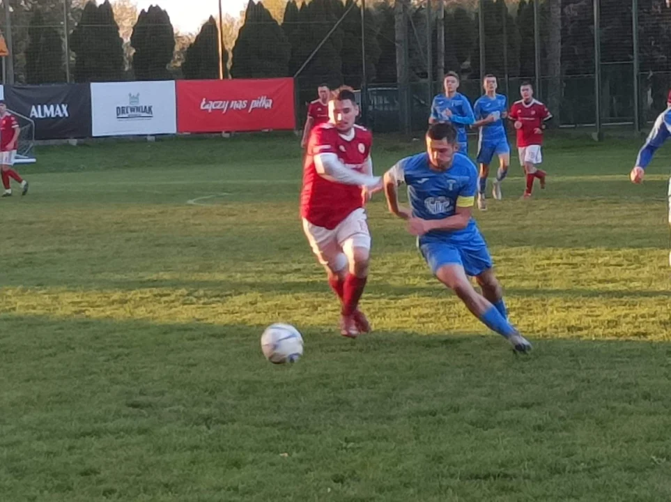 Grad goli na stadionie w Chorzelowie. Dębicka klasa okręgowa. Mecz Sparta Chorzelów vs Błękitni Ropczyce [ZDJĘCIA] - Zdjęcie główne