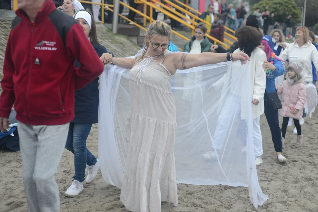 "Jezioro Aniołów" nad Jeziorem Tarnobrzeskim - zatańczyli poloneza na plaży