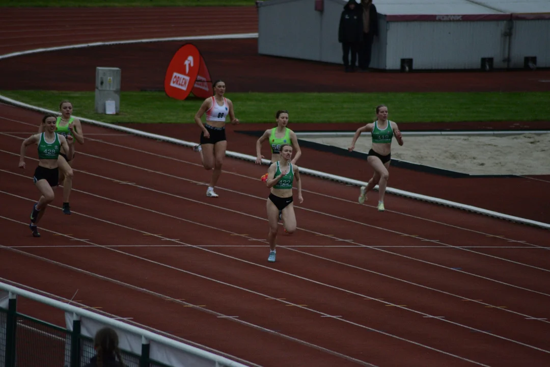 65. Otwarte Mistrzostwa Stalowej Woli w Lekkiej Atletyce. Chłód i silny wiatr nie był straszny dla młodych sportowców [ZDJĘCIA] - Zdjęcie główne