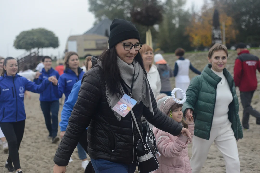 "Jezioro Aniołów" nad Jeziorem Tarnobrzeskim - zatańczyli poloneza na plaży