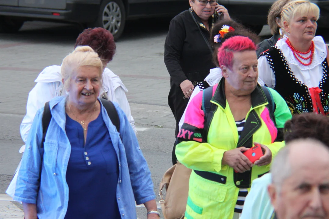 Korowód seniorów i potańcówka miejska w Parku Jedności Polonii z Macierzą