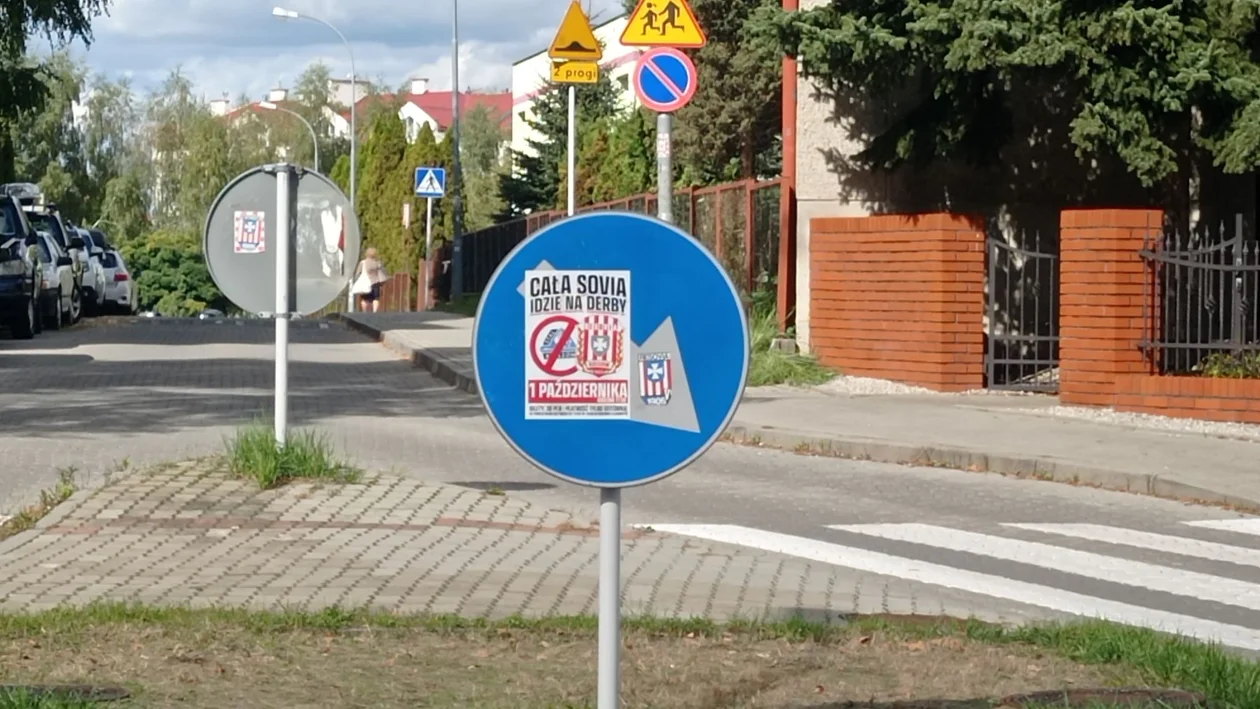 Kibice Stali i Resovii mobilizują się na derby. Mnóstwo plakatów i opraw na ulicach miasta [ZDJĘCIA]