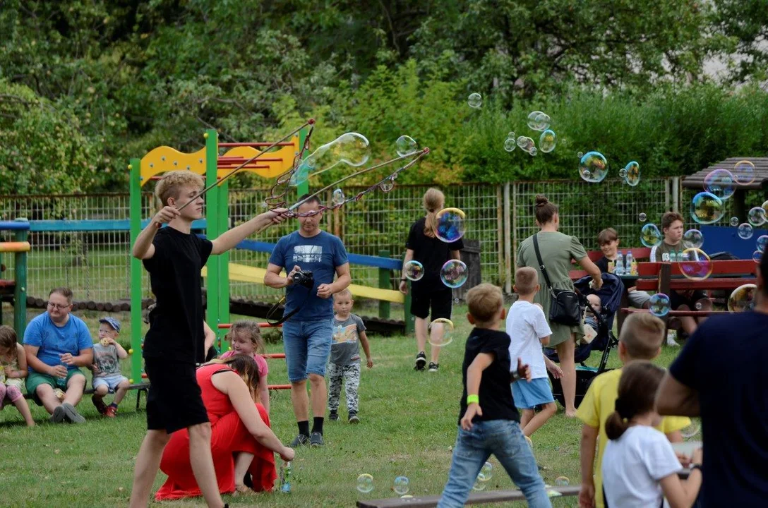 Tak bawili się mieszkańcy na Pikniku Rodzinnym w Nowej Wsi. Animacje dla dzieci i pokazy konne [ZDJĘCIA] - Zdjęcie główne