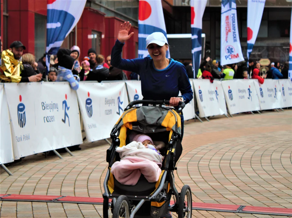 16. PKO Półmaraton Rzeszowski. Szczęśliwi biegacze na trasie oraz na meci