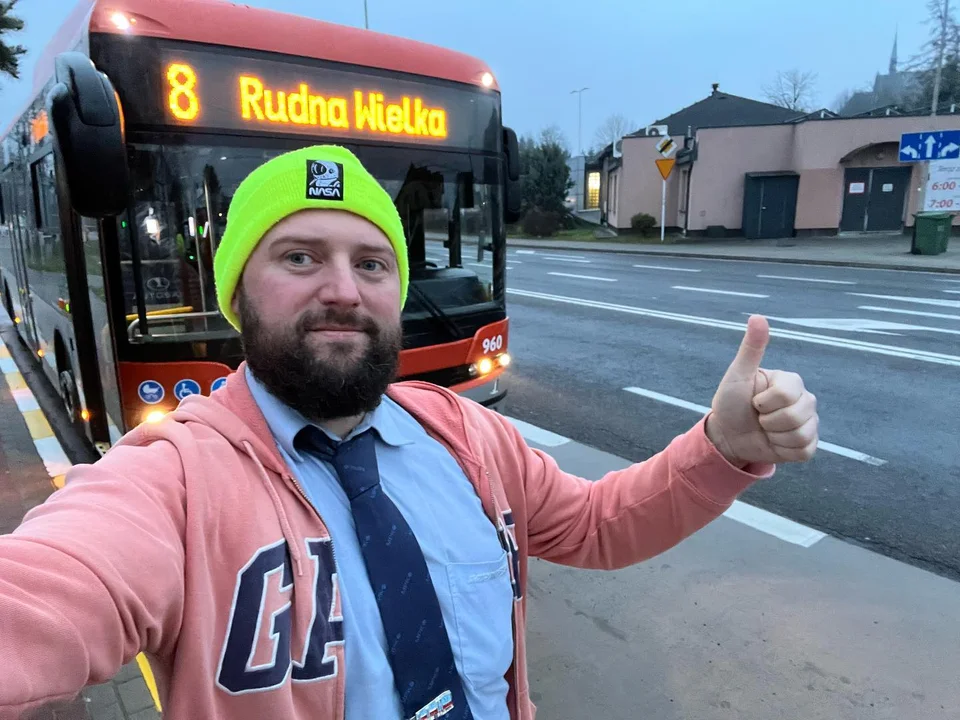 Pokazuje, jak wygląda praca kierowcy autobusu miejskiego w Rzeszowie. Piotr Tunicki z kanału Okiem Miłośnika: - Ludzie mnie poznają i robią sobie zdjęcia. To miłe [WYWIAD] - Zdjęcie główne