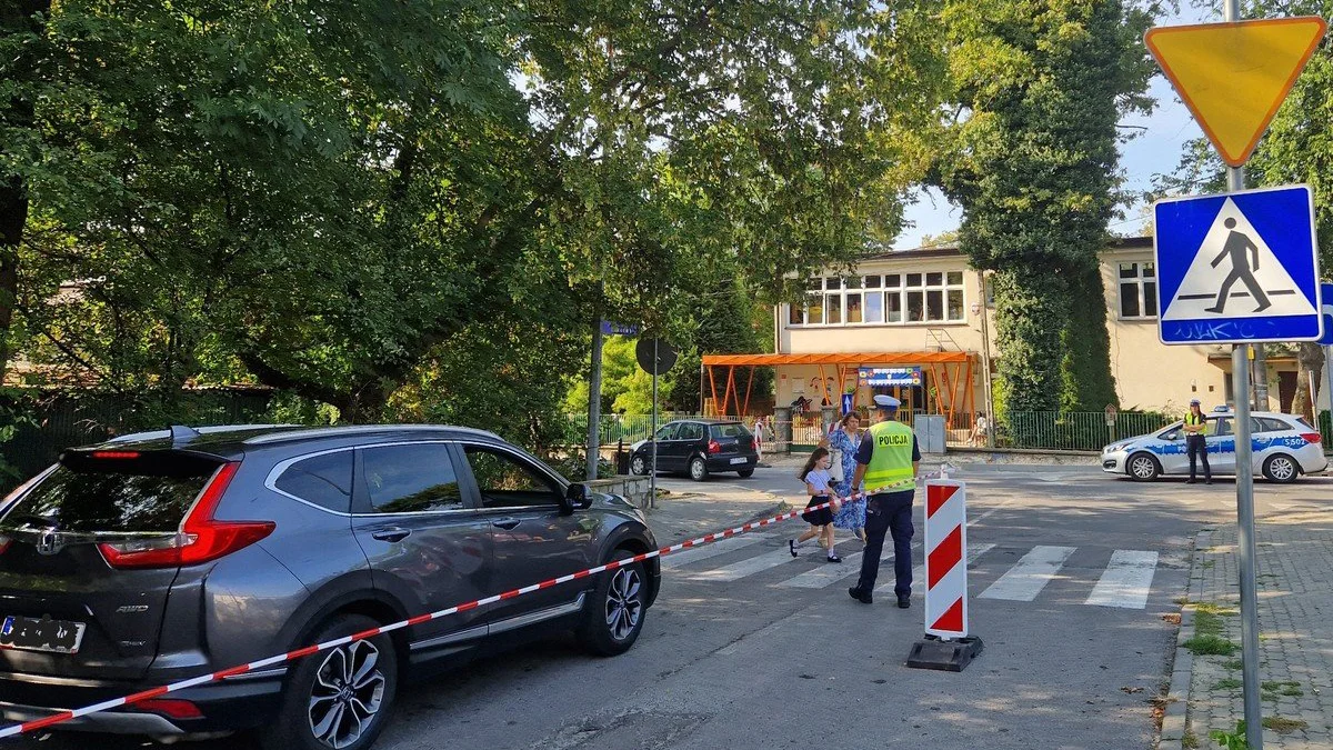 Policjanci przy sandomierskich szkołach. Będzie więcej kontroli [ZDJĘCIA] - Zdjęcie główne