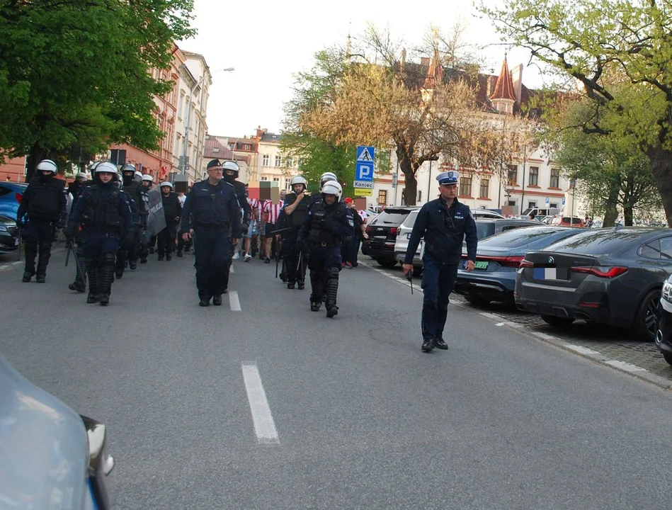 Policja zabezpieczała derby Rzeszowa w piłce nożnej. Nie zabrakło fajerwerków