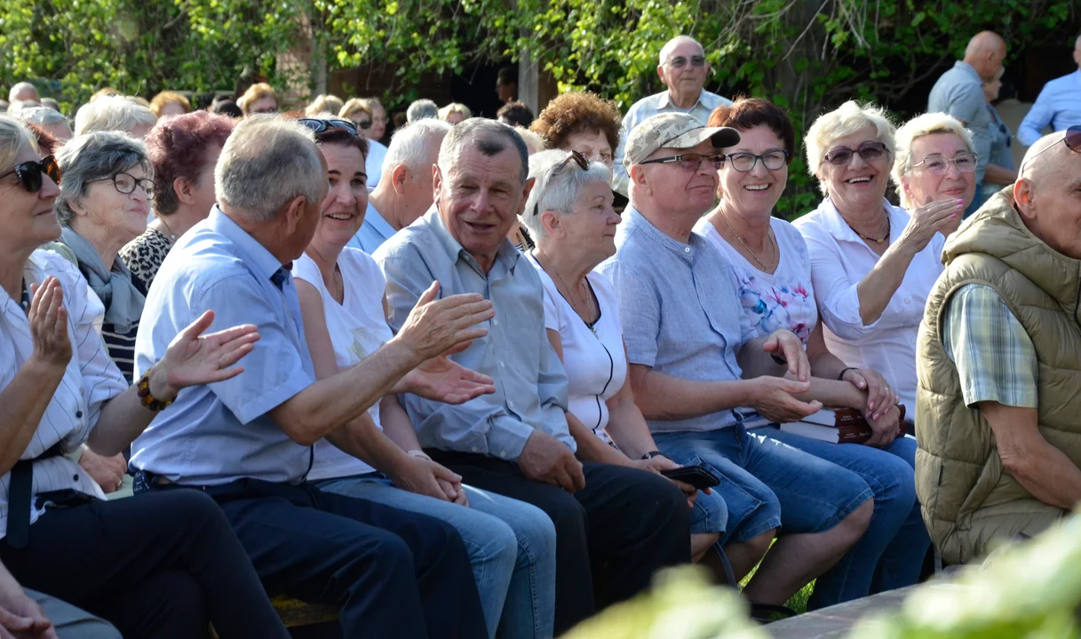 Majówka seniorów z Kolbuszowej, Sędziszowa Młp. i Głogowa Młp. w kolbuszowskim skansenie [ZDJĘCIA] - Zdjęcie główne