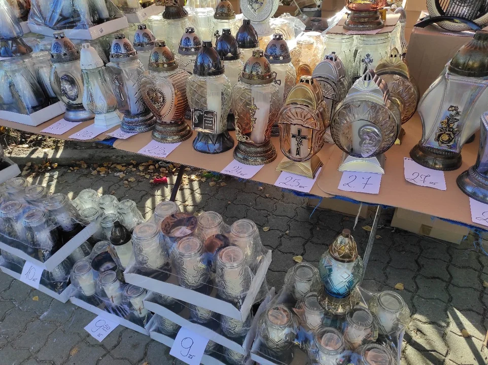 Znicze i kwiaty - sprawdź co kupujemy i jakie są ceny
