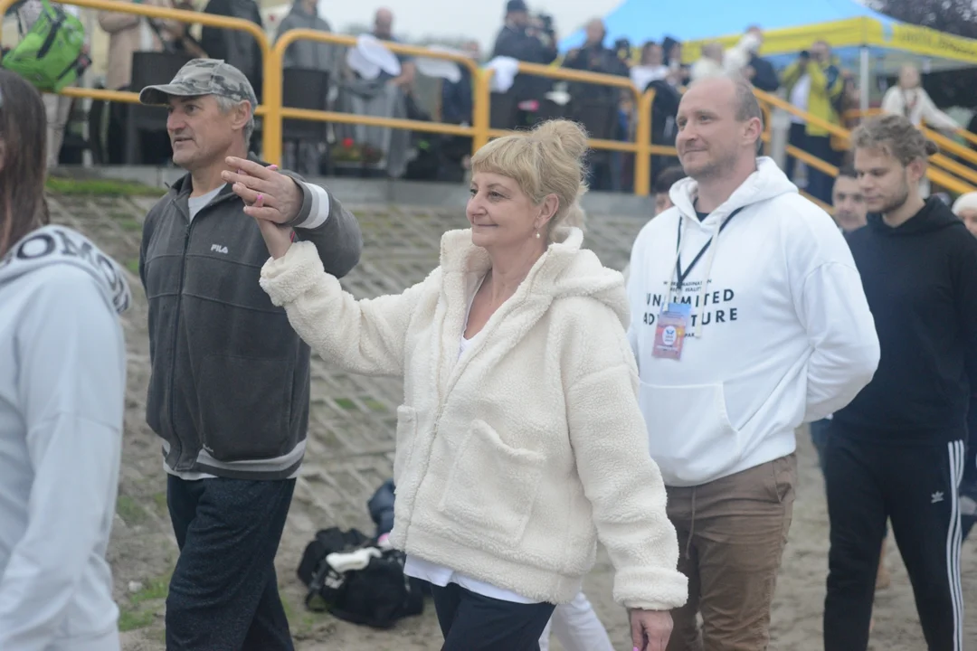 "Jezioro Aniołów" nad Jeziorem Tarnobrzeskim - zatańczyli poloneza na plaży