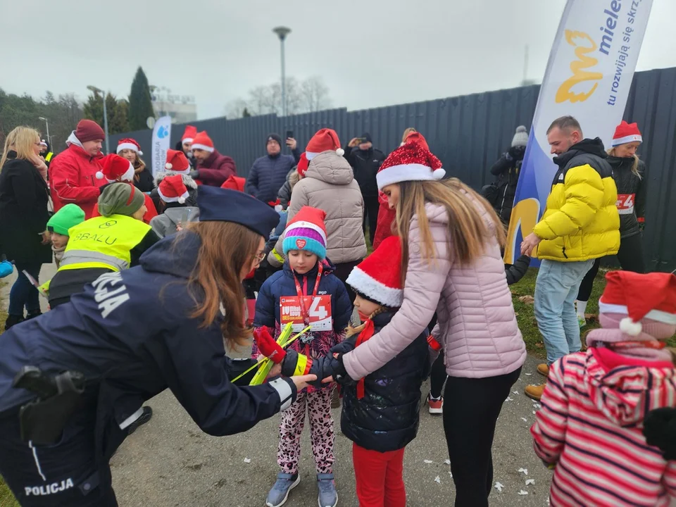 Policjanci w akcji mikołajkowej- odblaski