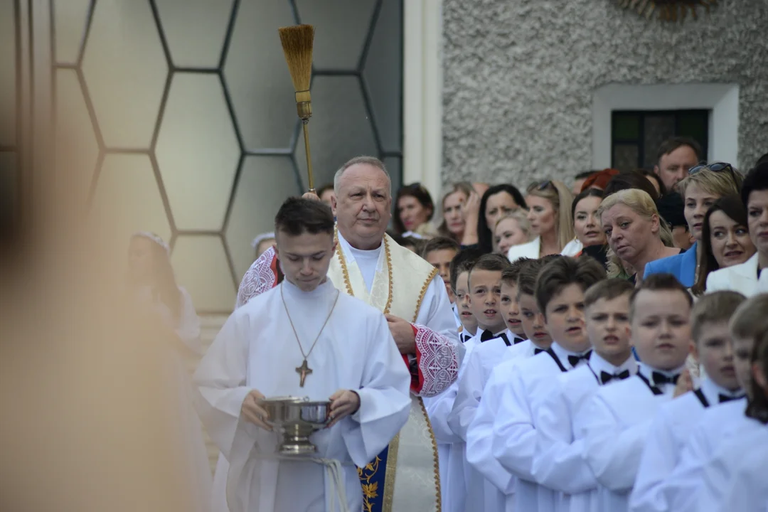 Pierwsza Komunia Święta dzieci ze Szkoły Podstawowej numer 10 w Tarnobrzegu. Parafia Matki Bożej Nieustającej Pomocy