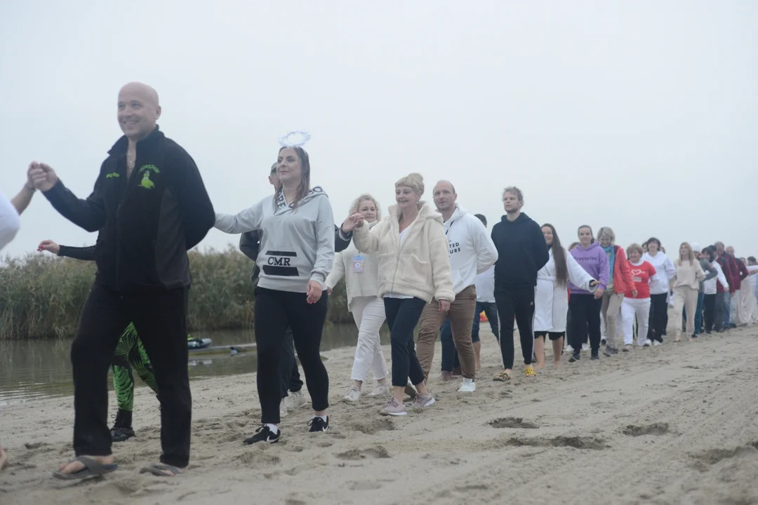 "Jezioro Aniołów" nad Jeziorem Tarnobrzeskim - zatańczyli poloneza na plaży