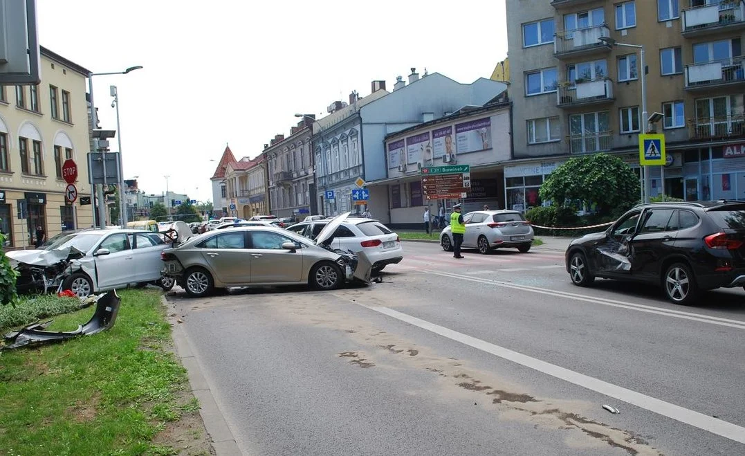 Wypadek na ul. Lisa Kuli w Rzeszowie. Pijana kobieta wjechała w samochody. Są ranni [ZDJĘCIA - MAPA] - Zdjęcie główne