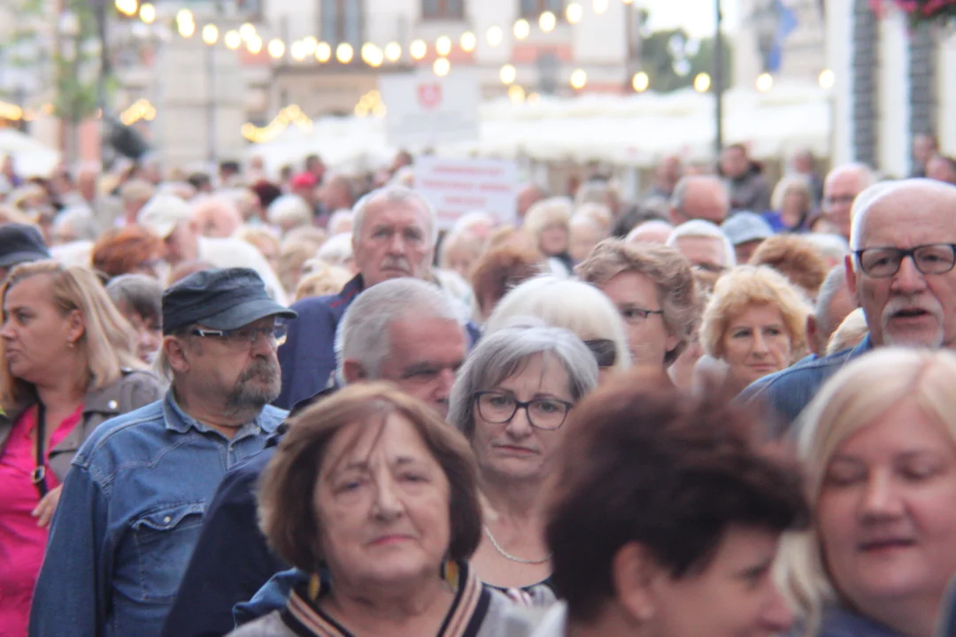 Korowód seniorów i potańcówka miejska w Parku Jedności Polonii z Macierzą