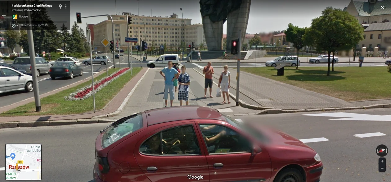 Google Street View - kto został przyłapany przez auto z aparatem