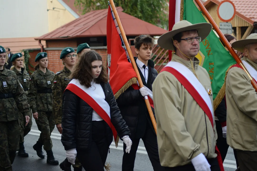 Narodowe Święto Niepodległości w Tarnobrzegu. Uroczystości przy pomniku Marszałka Józefa Piłsudskiego. - 104 lata temu narodziła się nowoczesna Polska - mówi prezydent miasta Dariusz Bożek [ZDJĘCIA - CZĘŚĆ 1]