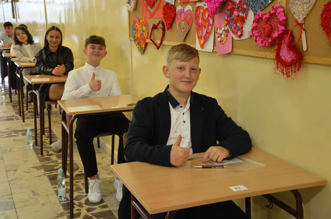 Uczniowie szkoły numer 2 w Kolbuszowej podczas dzisiejszego egzaminu zmierzyli się z matematyką [ZDJĘCIA] - Zdjęcie główne