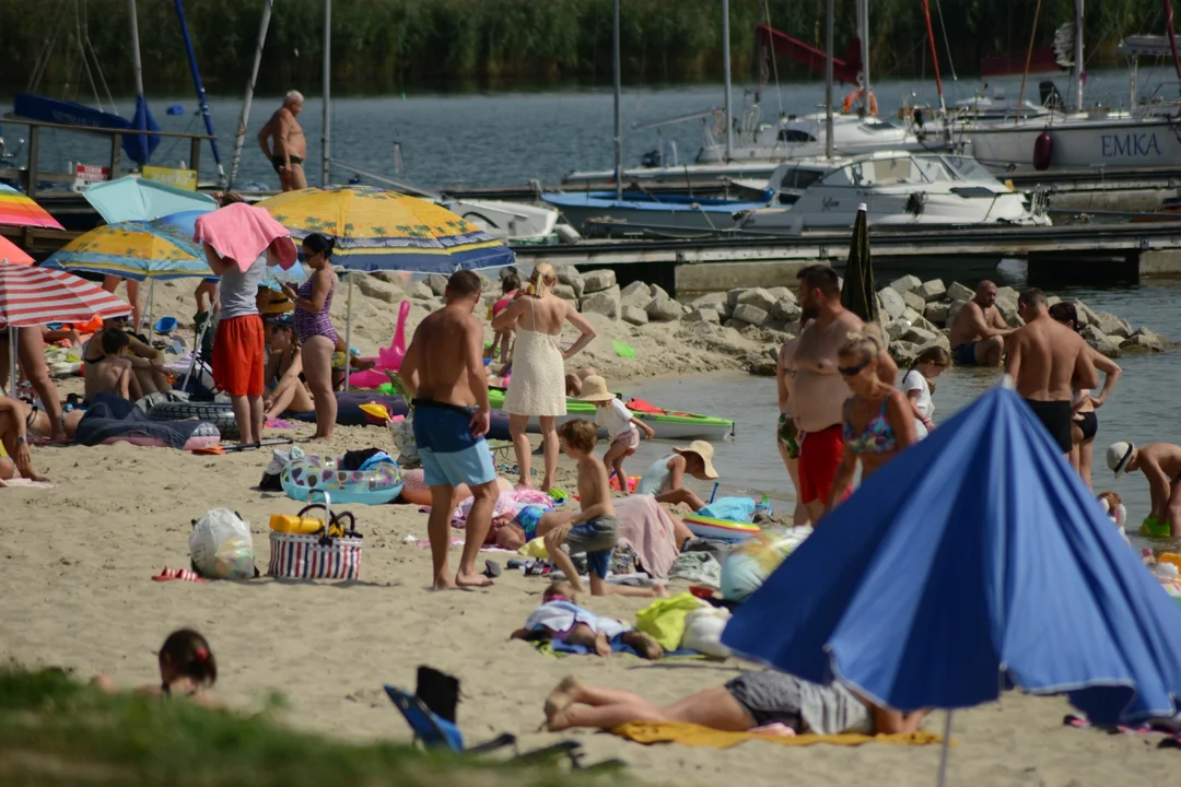 Tłumy nad Jeziorem Tarnobrzeskim - zobacz zdjęcia z sobotniego plażowania