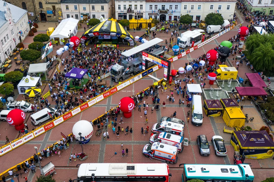 79. Tour de Pologne. Zobacz genialne ujęcia finiszu w Sanoku z lotu ptaka. Mamy także fotografie kibiców [ZDJĘCIA] - Zdjęcie główne