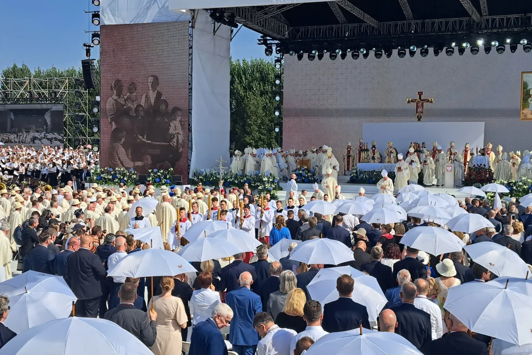 Tłumy na uroczystościach beatyfikacyjnych rodziny Ulmów w Markowej [ZDJĘCIA] - Zdjęcie główne