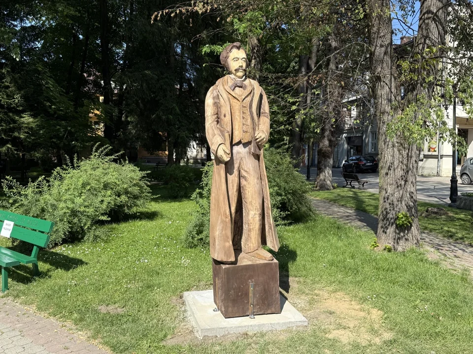 Rzeźby na Plantach w Lesku
