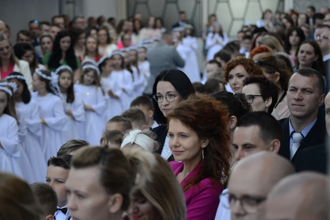 Pierwsza Komunia Święta dzieci ze Szkoły Podstawowej numer 10 w Tarnobrzegu. Parafia Matki Bożej Nieustającej Pomocy