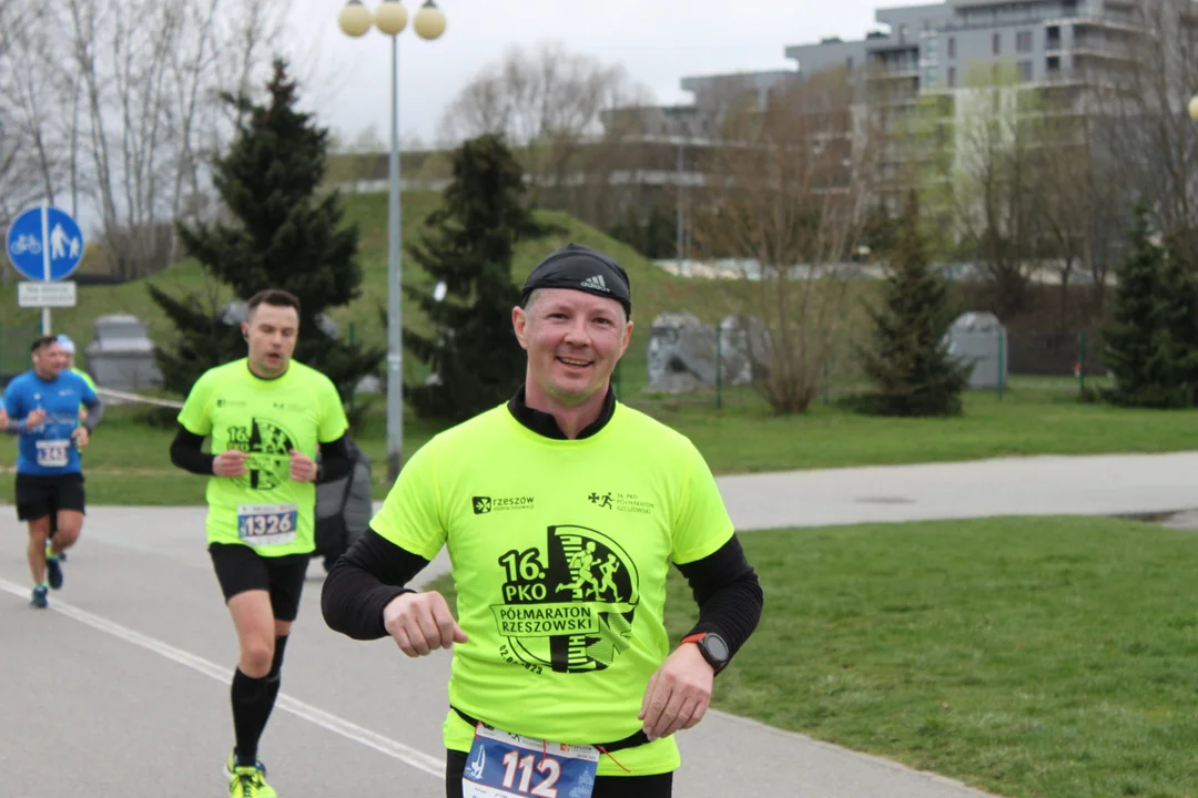 16. PKO Półmaraton Rzeszowski. Szczęśliwi biegacze na trasie oraz na meci