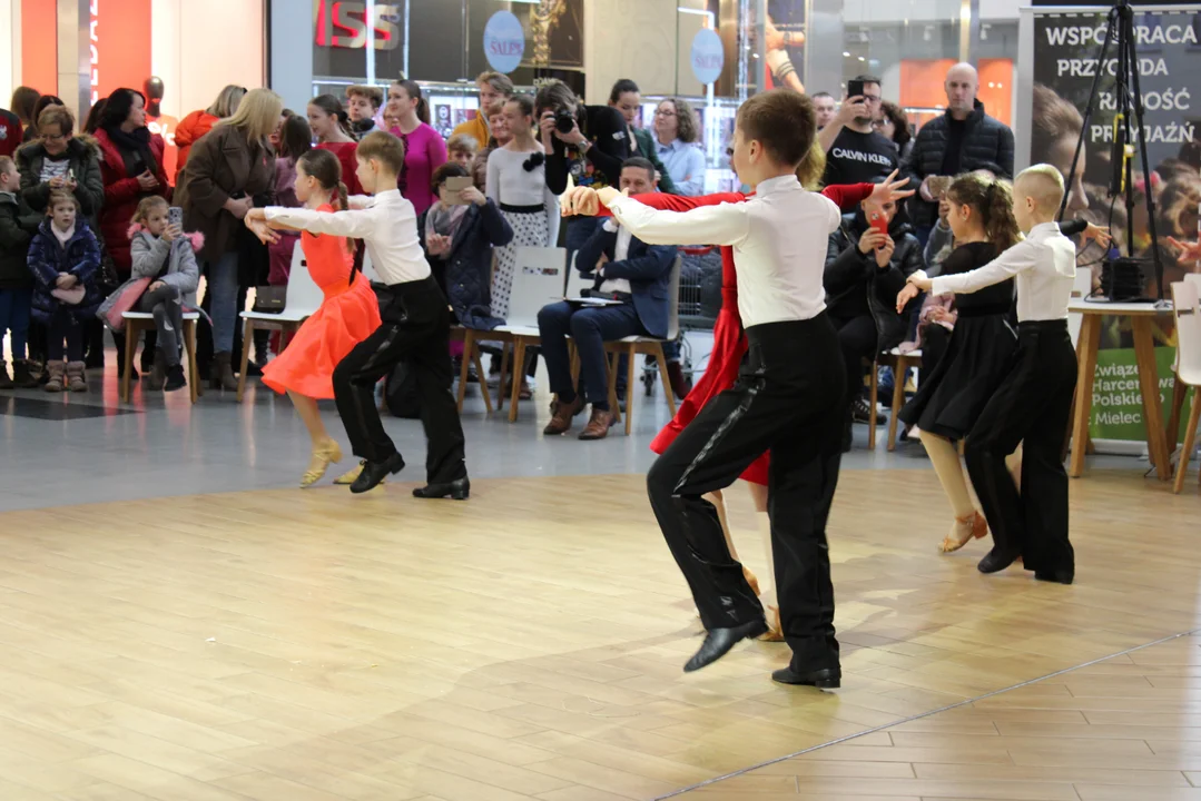 Występ tancerzy Centrum Tańca Gala podczas grania WOŚP