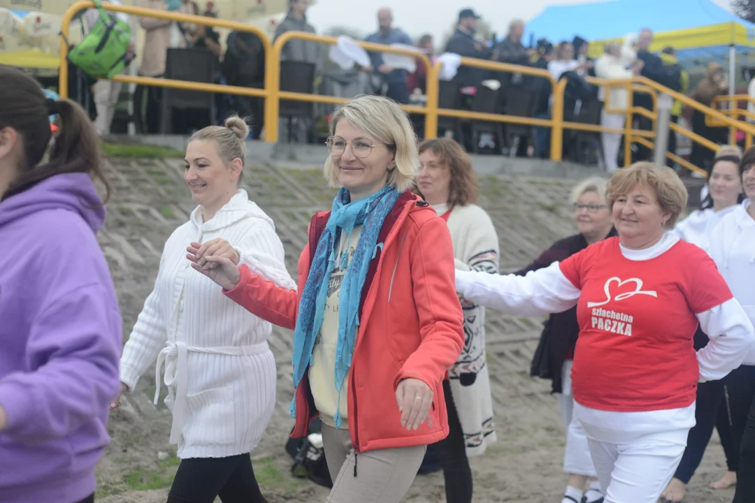 "Jezioro Aniołów" nad Jeziorem Tarnobrzeskim - zatańczyli poloneza na plaży