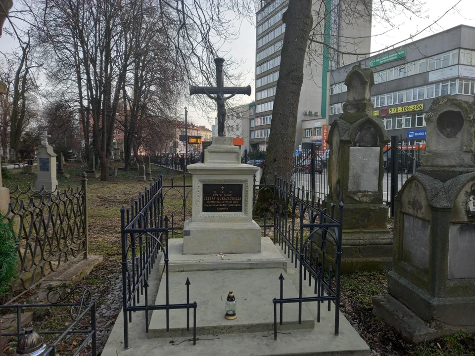 Grób ojca Ignacego Łukasiewicza znajduje się na starym Cmentarzu w Rzeszowie
