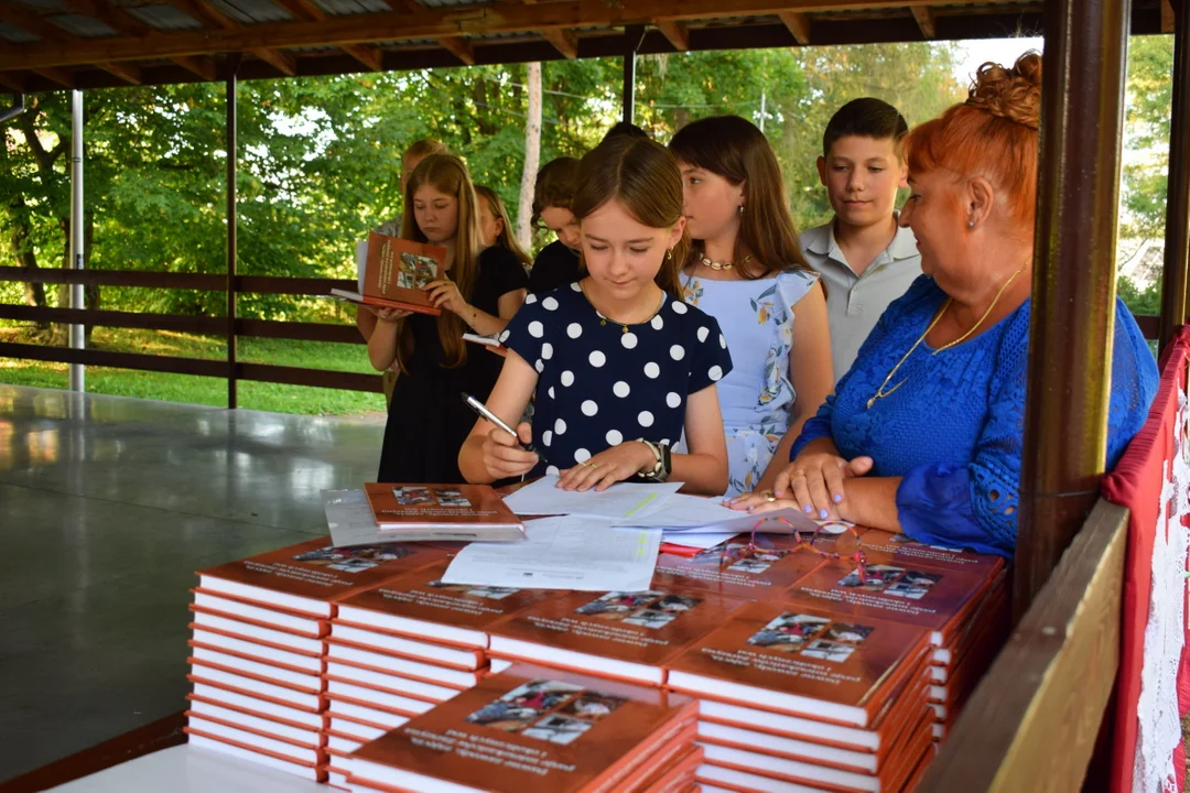 „Wychowałam się przy dźwięku kowadła”. Ta książka opowiada o ginących zawodach - Zdjęcie główne