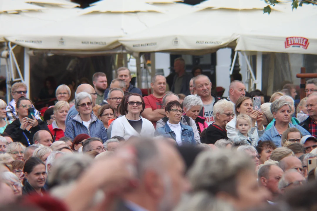 Seniorzy otrzymali klucze do miasta. Koncert Eleni rozpoczął Senioralia 2022