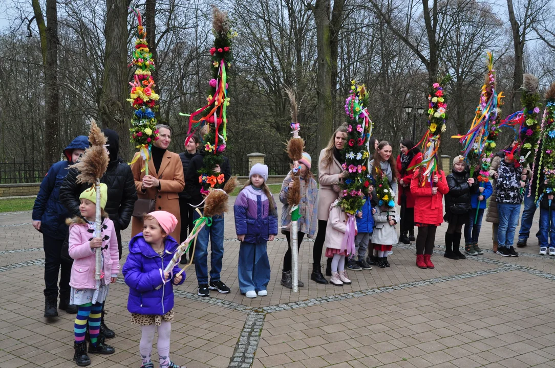 Parafianie w Przecławiu świętowali z pięknymi palmami własnego wykonania