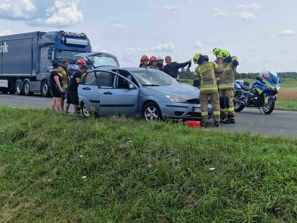 Zderzenie samochodu ciężarowego z osobówką na mieleckiej obwodnicy. Możliwe utrudnienia - Zdjęcie główne