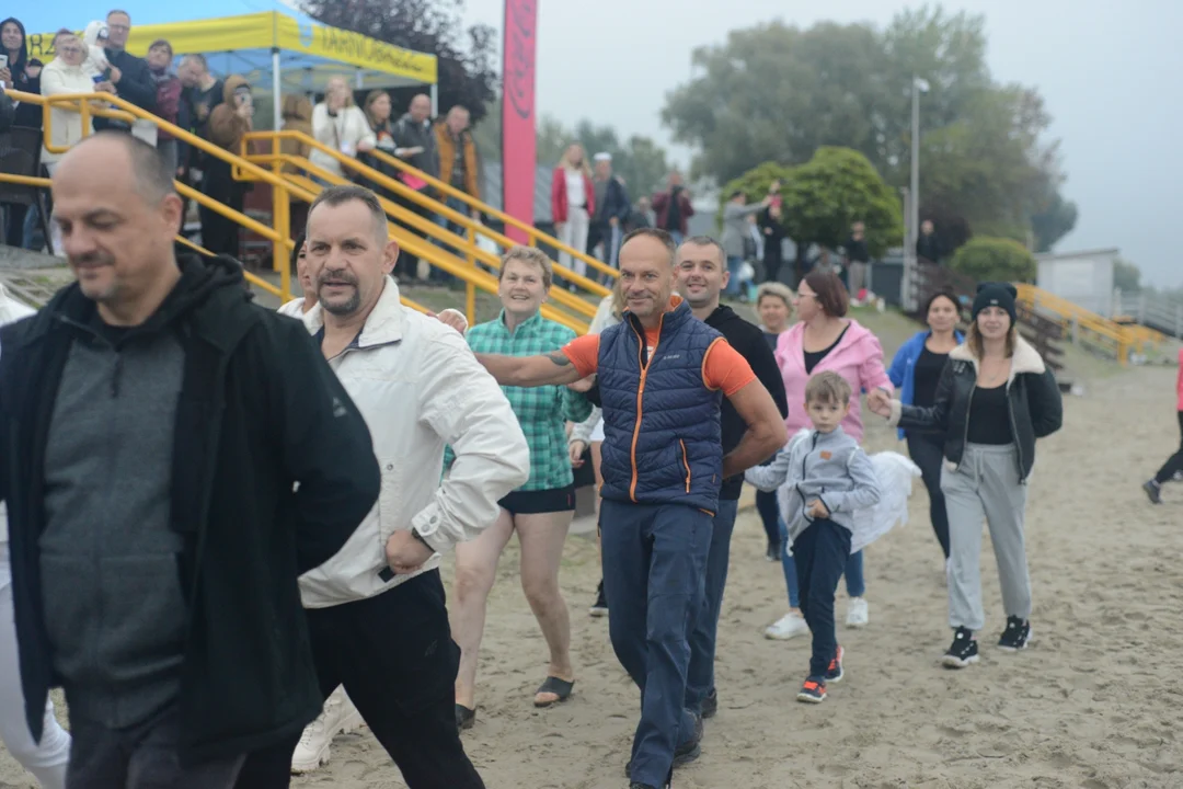 "Jezioro Aniołów" nad Jeziorem Tarnobrzeskim - zatańczyli poloneza na plaży