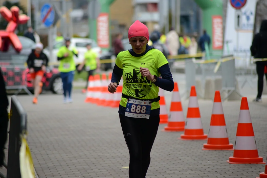 Mnóstwo biegaczy z całego regionu i nie tylko na 16. PKO Półmaratonie Rzeszowskim oraz 8. PKO Sztafecie Półmaratońskiej - zdjęcia część 2