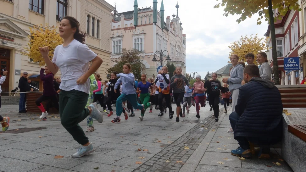 Biegi młodzieżowe 2022 w Rzeszowie. Mnóstwo uczestników [ZDJĘCIA, WIDEO]