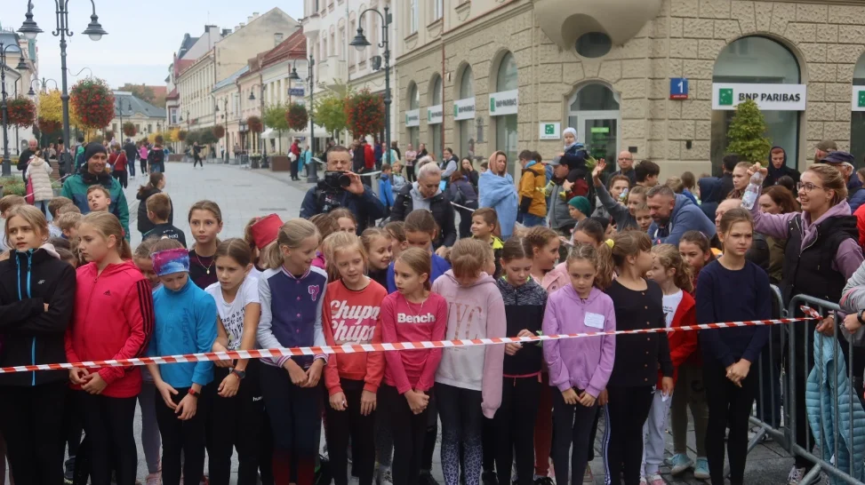 Biegi młodzieżowe 2022 w Rzeszowie. Mnóstwo uczestników [ZDJĘCIA, WIDEO]