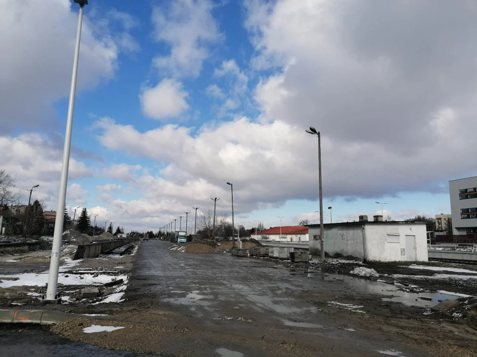 Modernizacja terenu wokół stacji kolejowej. Budowa dróg, chodników, parkingów. Demontaż rampy rozładunkowej.